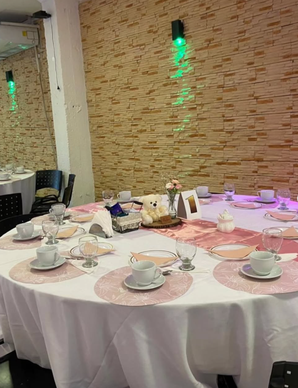 Mesas preparadas para evento