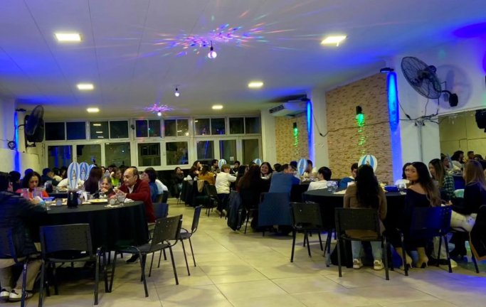 Celebración familiar en salón de eventos